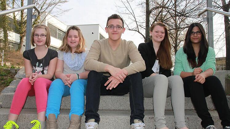 Lena, Lisa, Stijepan, Leonie und Duygu fühlen sich gut - viel besser als der Durchschnitt der deutschen Jugendlichen. Macht das Leben im Landkreis Kitzingen zufriedener als anderswo? Foto: Diana Fuchs