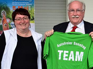 Mit der Übergabe eines Trikots nahm Ingrid Flieger Regierungspräsident Wilhelm Wenning ins "Team Autofreier Sonntag" auf. Foto: Dieter Hübner