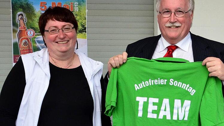Mit der Übergabe eines Trikots nahm Ingrid Flieger Regierungspräsident Wilhelm Wenning ins "Team Autofreier Sonntag" auf. Foto: Dieter Hübner