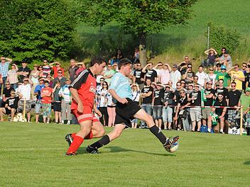 Als die Sonne schien und die Kulisse noch groß war, entwischte Poppenroths Dominik Kröckel (rechts) André Büttner von der SG Wirmsthal/Ramsthal II. Gestoppt wurde die Viktoria allerdings später von einem Unwetter. Foto: Hopf