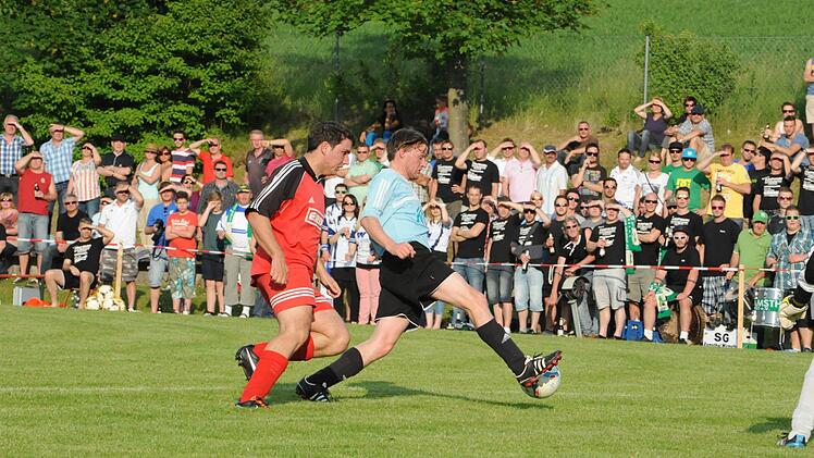 Als die Sonne schien und die Kulisse noch groß war, entwischte Poppenroths Dominik Kröckel (rechts) André Büttner von der SG Wirmsthal/Ramsthal II. Gestoppt wurde die Viktoria allerdings später von einem Unwetter. Foto: Hopf