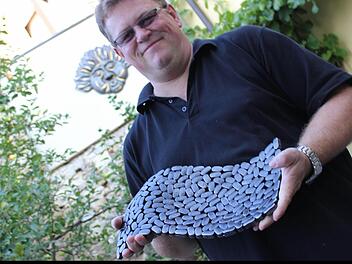 Raimund Sauer erweckt Metall zum Leben und schafft selbst aus einem Abfallprodukt noch einen Hingucker. In diesem Fall ist eine interessante Obstschale entstanden.Fotos: Nina Grötsch