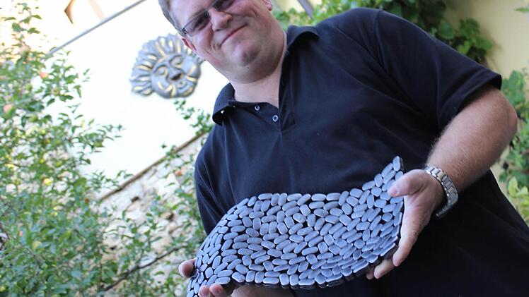 Raimund Sauer erweckt Metall zum Leben und schafft selbst aus einem Abfallprodukt noch einen Hingucker. In diesem Fall ist eine interessante Obstschale entstanden.Fotos: Nina Grötsch