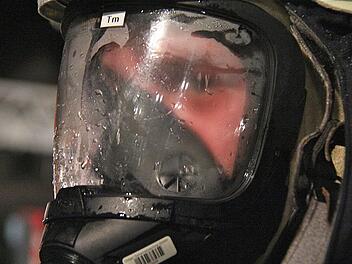 Auf ihren Ernstfalleinsatz bereiten sich Atemschutzträger seit 25 Jahren im Atemschutzzentrum Oberthulba vor (im Bild: Feuerwehrübung des Landkreises in der Rhön-Kaserne Wildflecken). Foto: Gerd Schaar