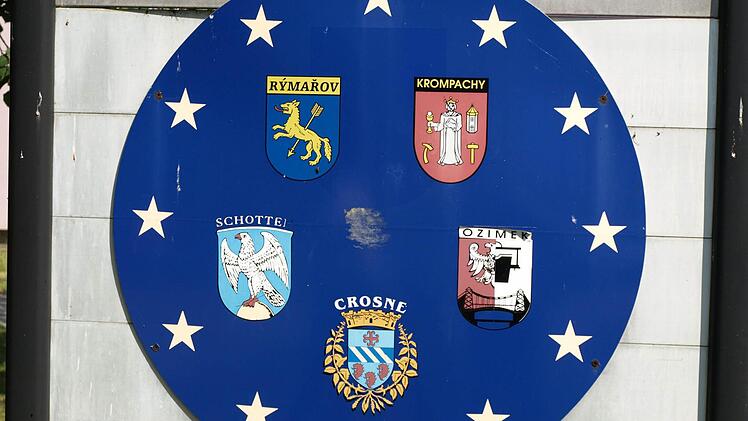 In der Mitte des Schildes am Kulturhaus zu den Partnerschaften Rymarovs wird wohl künftig das Zeiler Stadtwappen prangen.