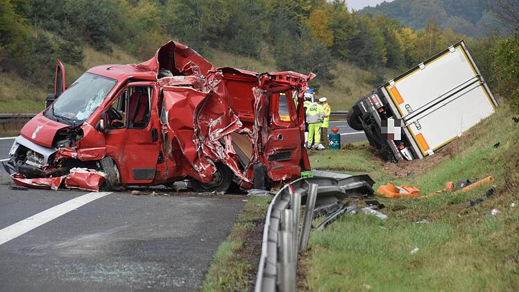 Von dem Transporter ist nach der Kollision mit dem Sattelzug nicht mehr viel übrig. Foto: Ronald Rinklef