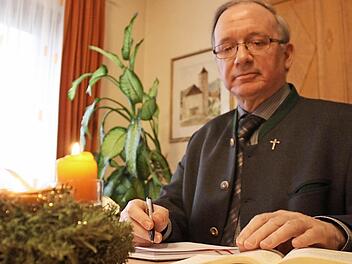 Gerade zur Weihnachtszeit gibt es für Dekan Thomas Keßler eine Menge vorzubereiten.  Foto: Robert Huger