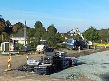 Die Vorarbeiten für den Ausbau der Staatsstraße 2183 im Bereich des Bahnübergangs "Weiherweg" sind in vollem Gange. Die Straße nach Harsdorf ist deshalb noch bis zum 13. November gesperrt. Foto: Dieter Hübner