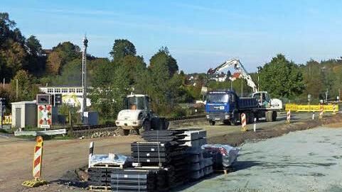 Die Vorarbeiten für den Ausbau der Staatsstraße 2183 im Bereich des Bahnübergangs "Weiherweg" sind in vollem Gange. Die Straße nach Harsdorf ist deshalb noch bis zum 13. November gesperrt. Foto: Dieter Hübner