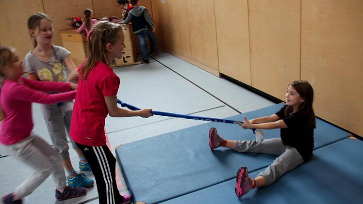 Rchtiges Retten anderer: Emma wird von Sophia am verlängerten Arm herausgezogen. Foto: Johanna Blum