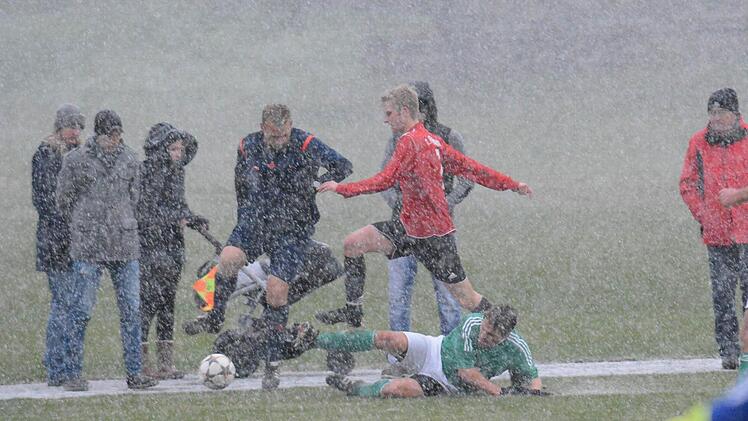 Schneesturm kurz vor Spielende: SV Riedenberg gegen den FC Fuchsstadt. Foto: ssp