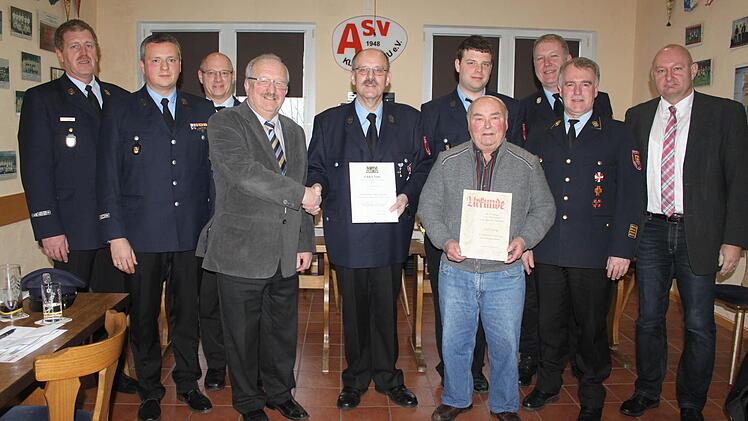 Der weitere stellvertretende Landrat Bernd Steger (4. v.l.), ehrte Ulrich Weinert für 40 Jahre Dienstzeit. Mit im Bild von links: KBI Harald Schnappauf, Vorsitzender Sebastian Neubauer, KBM Harald Meyer, Leiter Atemschutz, Adrian Stiehler, Kommandant Johannes Bock, KBR Joachim Ranzenberger und Bürgermeister Peter Ebertsch. Foto: Veronika Schadeck