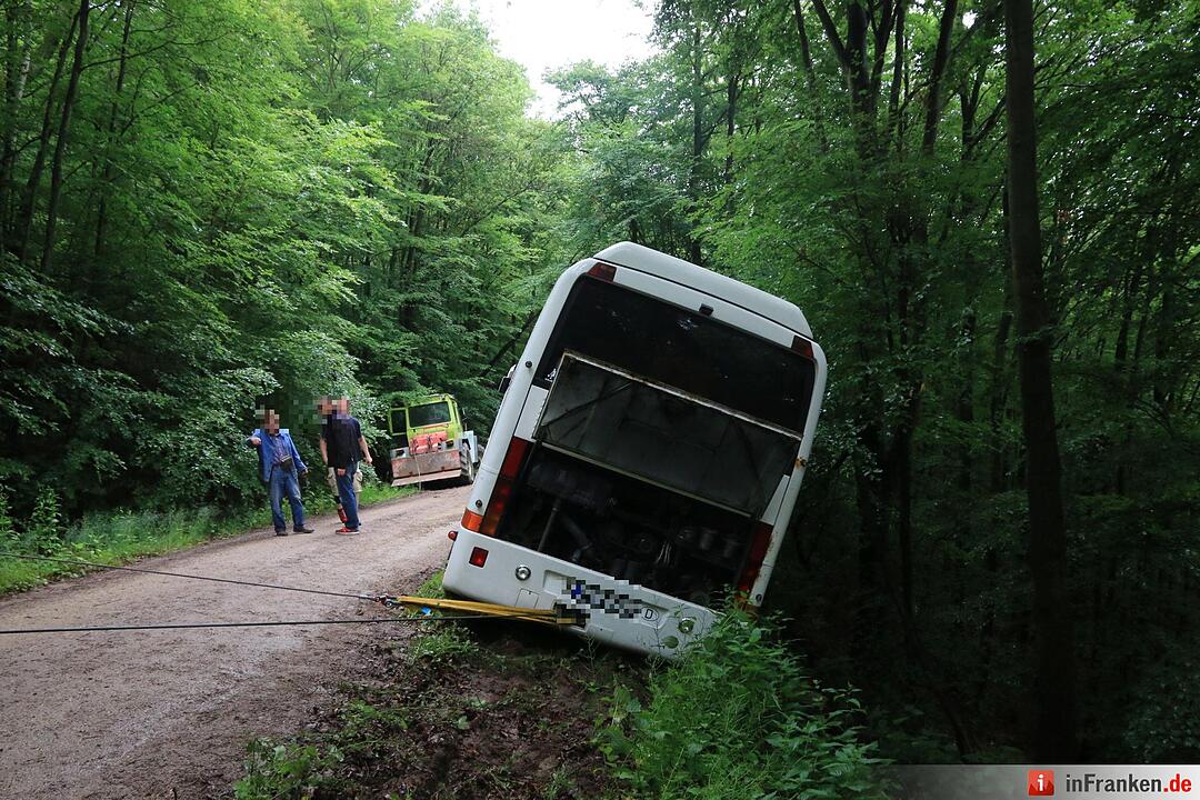 Unfall bei Ebrach: Mit Kindern besetzter Reisebus rutscht in Straßengraben