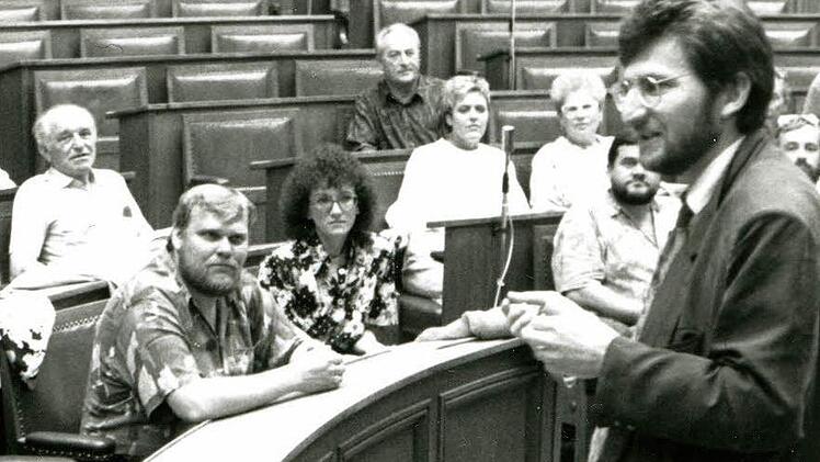 Probesitzen: Der junge SPD-Landtagsabgeordnete (und spätere Chef der Bayern-SPD) Wolfgang Hoderlein empfängt 1991 eine Besuchergruppe aus Oberfranken. Damals schon dabei: die aufstrebende SPD-Stadträtin Inge Aures. Heute ist der Landtag ihr Arbeitsplatz. Foto: BR-Archiv