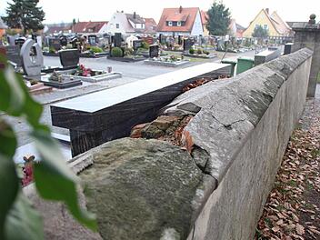 Die bestehende Mauer des Friedhofs in Höchstadt ist in einem teils schlechten Zustand. Für den Ersatz gibt es sechs Varianten zur Auwahl.  Fotos: Christian Bauriedel