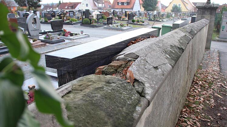 Die bestehende Mauer des Friedhofs in Höchstadt ist in einem teils schlechten Zustand. Für den Ersatz gibt es sechs Varianten zur Auwahl.  Fotos: Christian Bauriedel