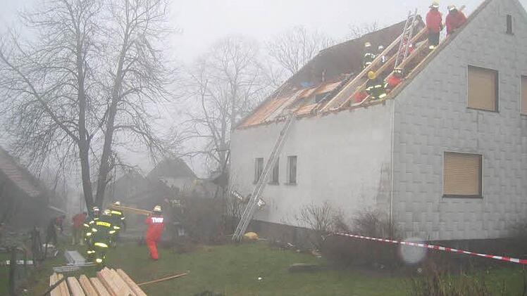 Schwer beschädigt wurde dieses Dach in Neuengrün. Foto: Alexander Löffler