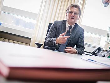 Bügermeister Rainer Detsch wird mit 99,45 Prozent wieder gewählt. Foto: Marian Hamacher