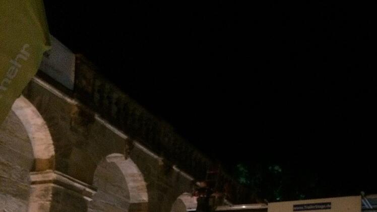 Spektakuläre Rettungsaktion  beim Schlossplatzfest in Coburg - dieses Foto wurde aufgenommen, nachdem es gelungen war, den verunglückten Mann in Sicherheit zu bringen. Im Hintergrund sind die Arkaden zu sehen, von denen der Mann in die Tiefe herabzustürzen drohte. Oliver Schmidt