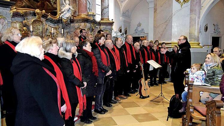 Wolfram Johann Brüggemann dirigierte am Paulusaltar den Gospelchor "Good News". Foto: Andreas Welz