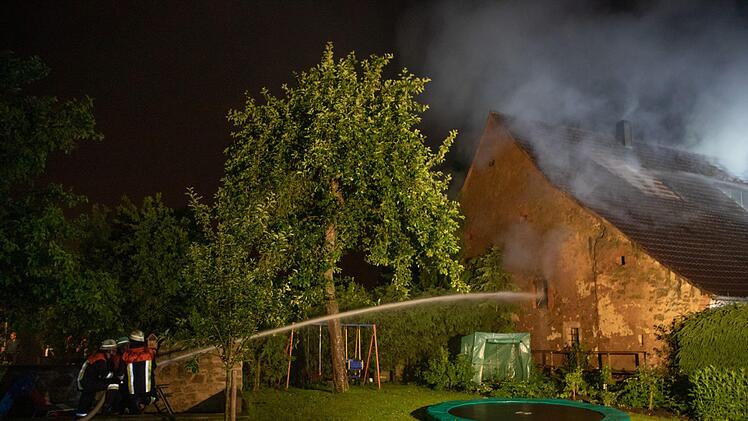 Bei einem Feuer am Montagabend waren hunderte Feuerwehrmänner im Einsatz. Foto NEWS5/Goppelt