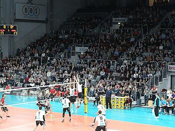 Im Februar diesen Jahres unternahmen die Eltmanner bereits einen Testlauf in der Brose-Arena und bestritten dort das Zweitliga-Derby gegen Hammelburg. Gut m&ouml;glich, dass nach dem Bundesliga-Aufstieg nun alle Heimspiele in Bamberg stattfinden. sportpress