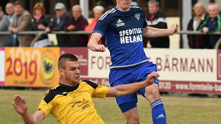 Lukas Köhn (blaues Trikot) lupft den Ball geschickt über die Parade seines Ex-Mönchrödener  Kumpels René Wicht und springt anschließend über das ausgefahrene Bein des Weidhäusers drüber. Das Bezirksliga-Team nahm die Hürde bei den "Adlern" nach einem zwischenzeitlichen 2:2 letztlich mit einem 4:2-Sieg.Gunther Czepera