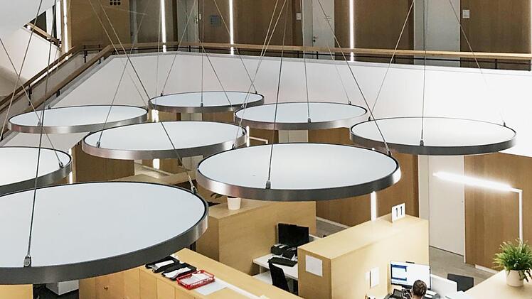 Von der Treppe wunderbar einsehbar: Computerarbeitsplatz  im Rathaus am ZOB. Regelmäßig geht es hier auch um sensible persönliche Daten. Michael Wehner