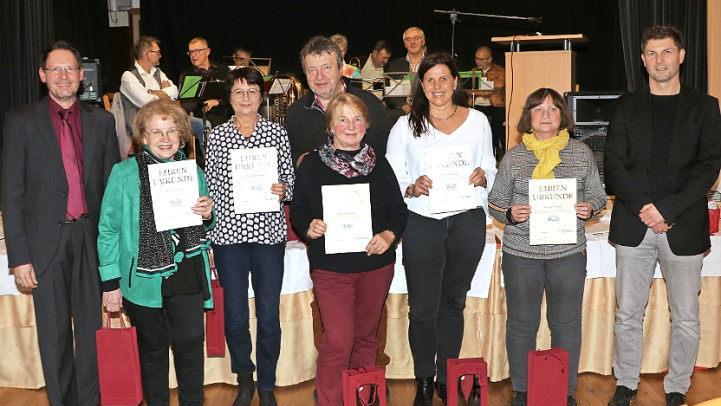 Der Bayerische Lehrer- und Lehrerinnen-Verband Kronach ehrte Mitglieder für 25- und 40-jährige Zugehörigkeit. Das Bild zeigt von links BLLV-Kreisvorsitzenden Jens Schmidt, Dietlinde Grebe, Gudrun Haselsberger, Rainer Glissnik, Liselotte Hagen, Kerstin Zapf, Wiltrud Montag und BLLV-Vizepräsident Tomi Neckov.