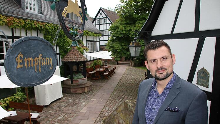 Geschäftsführer Christoph Hoenig im Innenhof der Neumühle.