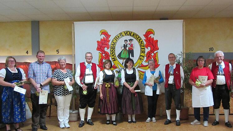 Ehrungen 2021/22 bei den Maßbacher Volkstänzern: (von links) Manuela Wolf, Fabian Hofmann, Christine Kleinhenz, Harald Günzel, Gudrun Günzel, Clarissa Diemer, Renate Bayer, 2. Vorsitzender Friedel Bayer, Enne Rösch und 1. Vorsitzender Bernhard Sch...