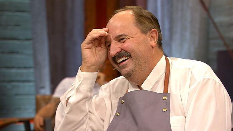 Hensslers Zubereitung von "Zwetschgenkn&ouml;del mit flambierten Zwetschgen und Most-Sabayon" kam Lafer bekannt vor: "Das wird eng, der macht genau das Gleiche wie ich."