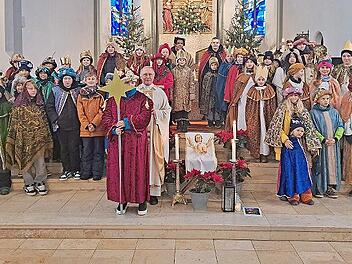 Gruppenbild der Sternsinger mit Pater Norbert Hofmann.