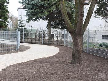 Der neue Weg von der Kirche zum Friedhof in Uehlfeld ist fertig.  Fotos: Sonja Werner