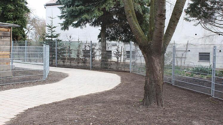 Der neue Weg von der Kirche zum Friedhof in Uehlfeld ist fertig.  Fotos: Sonja Werner