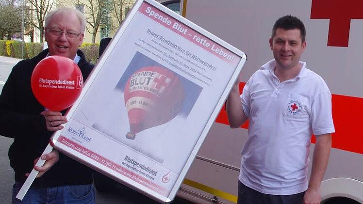 Noch bis September können Blutspender neun Fahrten mit dem BRK-Heißluftballon gewinnen. Das freut (von links) den Sachbearbeiter Blutspende, Matthias Friedlein, sowie Ehrenamtsmanager Ralf Schmidt vom BRK-Kreisverband. Foto: Heike Schülein