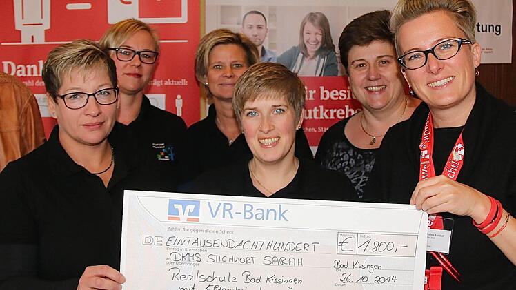 Der Elternbeirat der Staatlichen Realschule Bad Kissingen überreichte einen Scheck in Höhe von 1800 Euro. Foto: Gerd Schaar