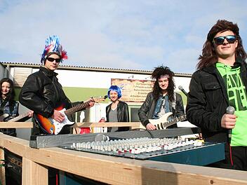 Die Musiker der Coverband Trouble X werden morgen auf dem Höchstadter Faschingsumzug auf einem Wagen durch die Stadt rocken. Foto: Evi Seeger