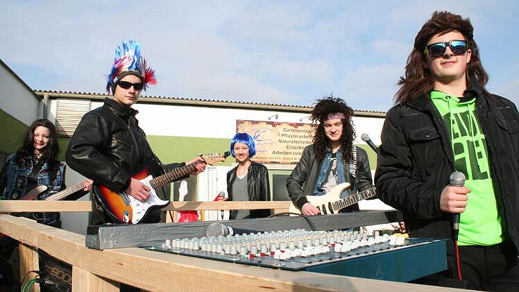 Die Musiker der Coverband Trouble X werden morgen auf dem Höchstadter Faschingsumzug auf einem Wagen durch die Stadt rocken. Foto: Evi Seeger