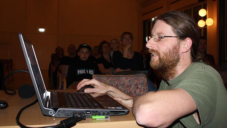 Christian Fenn beim Bestellen. Foto: Ralf Ruppert