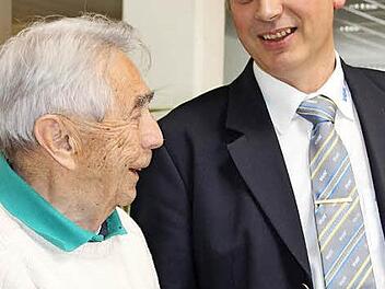 Thomas Münch erhält seine Urkunde für 65-jährige Mitgliedschaft vom Ortsvorsitzenden Erhard Höhler-Brockmann Foto: Katharina Müller-Sanke