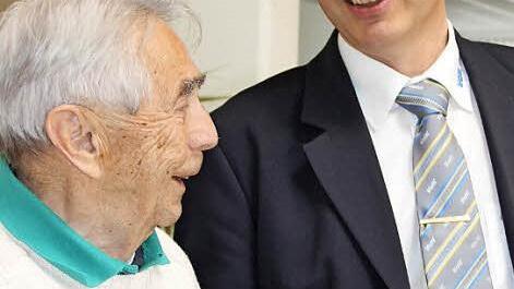 Thomas Münch erhält seine Urkunde für 65-jährige Mitgliedschaft vom Ortsvorsitzenden Erhard Höhler-Brockmann Foto: Katharina Müller-Sanke
