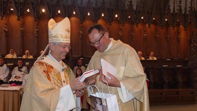 Domdekan Hubert Schiepek überreichte Erzbischof Ludwig Schick die Jubiläumsgeschenke. Foto: Bärbel Meister