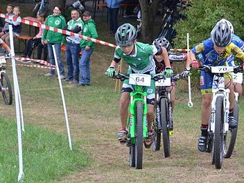 Julian Hatzold (links) holte sich bei der U13 den siebten Sieg im achten Saison-Lauf.  Fotos: Thomas Micheel