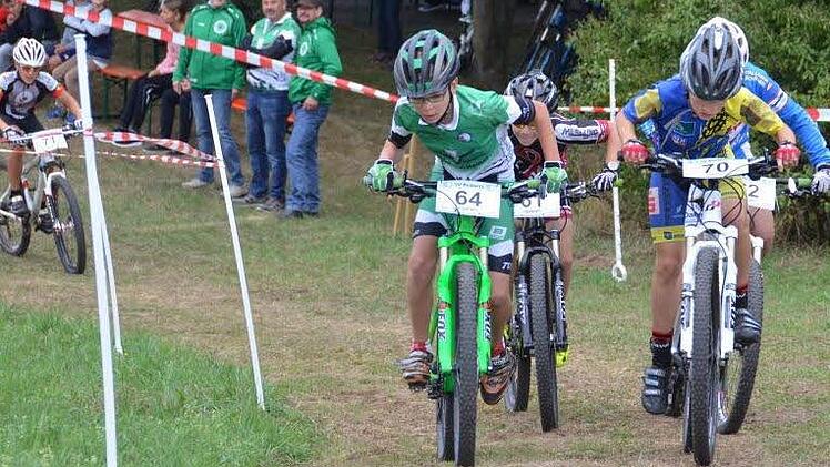 Julian Hatzold (links) holte sich bei der U13 den siebten Sieg im achten Saison-Lauf.  Fotos: Thomas Micheel