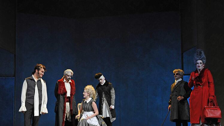 Turbulente Verwechslungen: Szene aus der Neuinszenierung von "Figaros Hochzeit" am Landestheater Coburg.Foto: Andrea Kremper