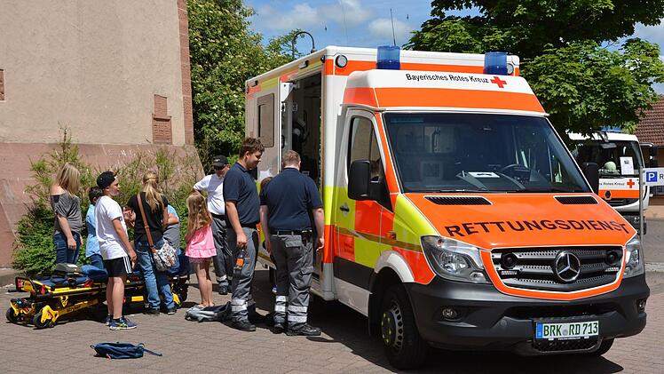90 Jahre und so modern: Die BRK-Ortsgruppe zeigte ihre Fahrzeuge. Foto: Björn Hein