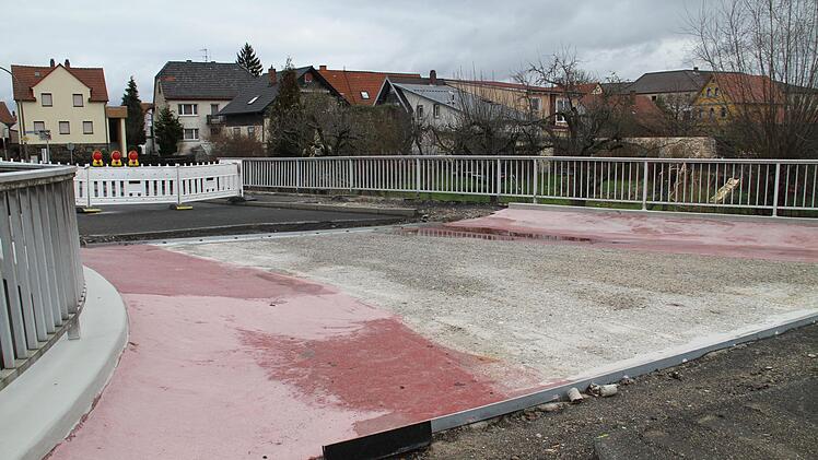 Die Sanierung der Mühlbachbrücke sollte schon im November abgeschlossen sein. Falsch eingesetzte Regenablaufrinnen an den Gehwegen sind schuld an der Verzögerung. Foto: Gerda Völk