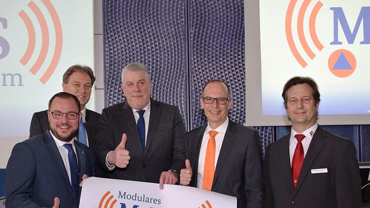 Die Landräte  Sebastian Straubel und Klaus Löffler, Coburgs Oberbürgermeister Norbert Tessmer, Landrat Christian Meißner und der Leiter der Integrierten Leitstelle, Peter Kunzelmann (von links), beim Startschuss von MoWaSLandratsamt Lichtenfels/Heidi Bauer