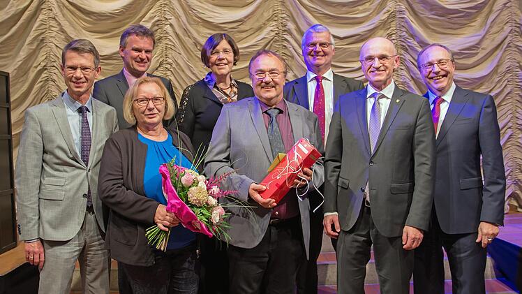 Im Rahmen der Feier zum 60-jährigen Bestehen der Berufsfachschule für Pflegeberufe wurde der langjährige Leiter Udo Burger verabschiedet. Unser Bild zeigt (vorne von links) Sebastian Remelé, Wiltrud und Udo Burger, Landrat Wilhelm Schneider und den Leitenden Medizinaldirektor Dr. Rainer Schuà sowie (hinten von links) den neuen Schulleiter Dirk Niedoba, die Chefärztin Dr. Hildrun Schättin und den Leitenden Regierungsschuldirektor Norbert Kornder.